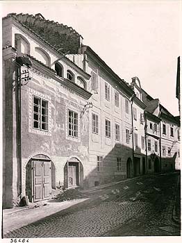 Durchsicht durch die Dlouhá-Gasse (Lange Gasse) in Český Krumlov, ein historisches Foto 