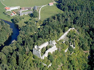 Zřícenina hradu Dívčí kámen, letecký pohled, foto: Lubor Mrázek 