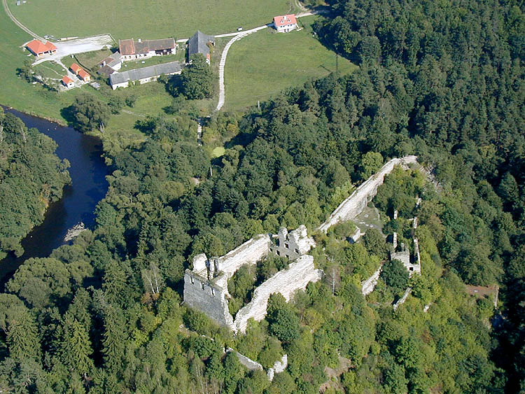 Zřícenina hradu Dívčí kámen, letecký pohled, foto: Lubor Mrázek