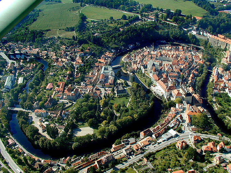 Stadt Český Krumlov, Krümmungen der Vltava, Luftaufnahme, Foto: Lubor Mrázek