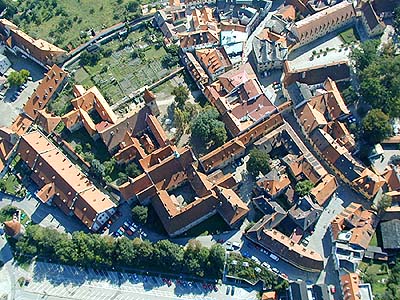 Město Český Krumlov, areál pivovaru Eggenberg a Pivovarské zahrady, dříve klášter minoritů a klarisek s klášterními zahradami, letecký pohled, foto: Lubor Mrázek 