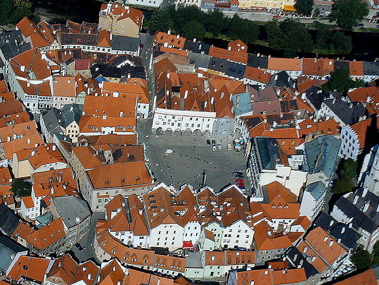 Město Český Krumlov, letecký pohled na náměstí a historické centrum, foto: Lubor Mrázek