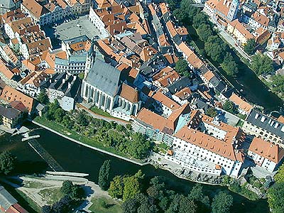 Český Krumlov, complex of the one-time church buildings on the right shore of the Vltava River - church of St. Vitus, Prelate building, Jesuit seminary, areal photo, foto: Lubor Mrázek 