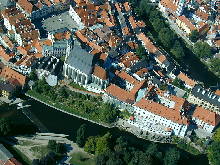 Český Krumlov, complex of the one-time church buildings on the right shore of the Vltava River - church of St. Vitus, Prelate building, Jesuit seminary, areal photo, foto: Lubor Mrázek