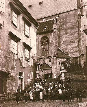 Horní Nr.  159 - Kaplanhaus, im Hintergrund die Kirche St. Veit und Bewohner der Stadt Český Krumlov, ein historisches Foto 