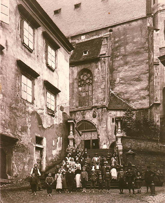 Horní Nr.  159 - Kaplanhaus, im Hintergrund die Kirche St. Veit und Bewohner der Stadt Český Krumlov, ein historisches Foto