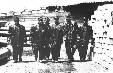 Wasserkraftwerk Lipno, gut gelaunt an die anstrengende Arbeit - Mineure, ein historisches Foto  