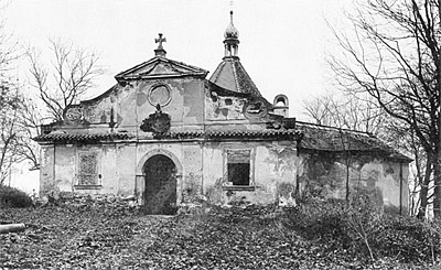 Kapelle auf dem Hügel Kreuzberg in der Stadt Český Krumlov, Gesamtansicht, Zustand vor der Rekonstruktion 
