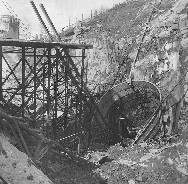 Vodní elektrárna Lipno, šikmý tunel, výstroj plného výlomu v místě budoucího portálu a potrubím pro betonáž obezdívky, březen 1956, historické foto