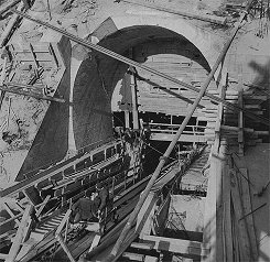 Vodní elektrárna, šikmý tunel, vybetonovaný portál, v popředí dopravní vozík svážnice, březen 1956, historické foto 
