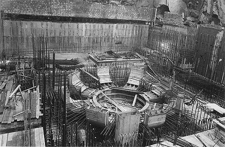 Wasserkraftwerk Lipno, Lipno I - Kraftwerk, Versteifung des Bodens unter dem Generator. Im Hintergrund Formziegelübermauerung mit einer Isolation aus Isokryt-Platten, geschützt mit Folien aus PVC. Juni 1958, ein historisches Foto 