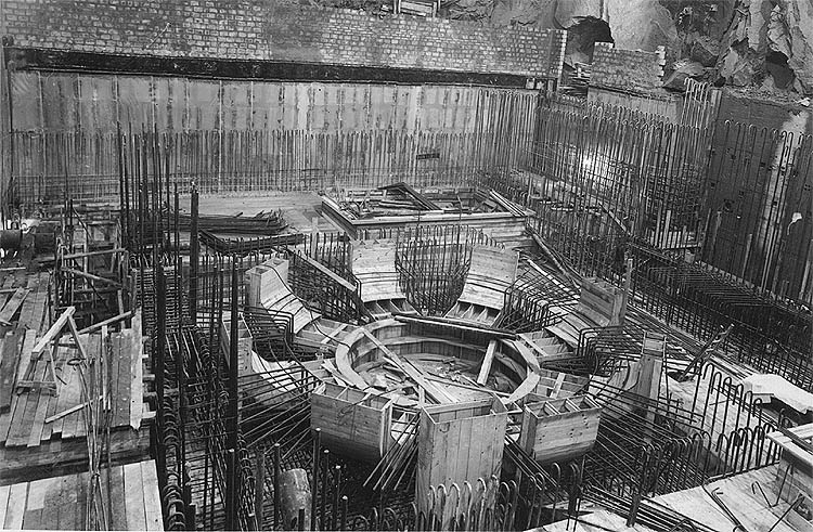 Wasserkraftwerk Lipno, Lipno I - Kraftwerk, Versteifung des Bodens unter dem Generator. Im Hintergrund Formziegelübermauerung mit einer Isolation aus Isokryt-Platten, geschützt mit Folien aus PVC. Juni 1958, ein historisches Foto