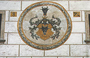 Horní Nr. 154, Hof des Hotels Růže, Wappen des Jesuitenordens 
