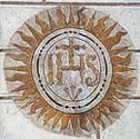 Horní 154, nádvoří hotelu Růže, znak jezuitského řádu  