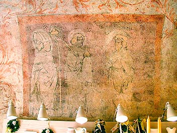 Latrán Nr. 15, Erdgeschoss, gotische Malereien mit den Gestalten der Heiligen, Meister des Altars in Zátoň, 1. Hälfte des 15. Jahrhunderts, Foto: Lubor Mrázek 