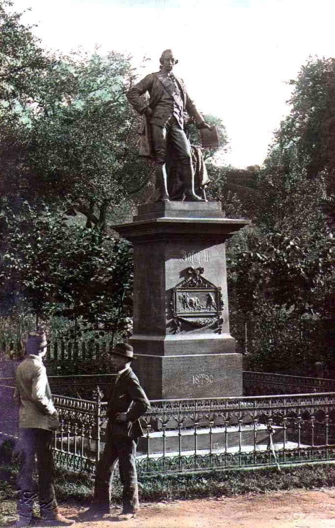 Bývalý pomník císaře Josefa II u Střelnice (dnešní Dům dětí a mládeže) v Českém Krumlově, dobová fotografie