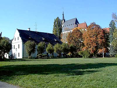 Střední palouk Městského parku v Českém Krumlově s výhledem na kostel sv. Vita, 1999, foto: Jiří Olšan 