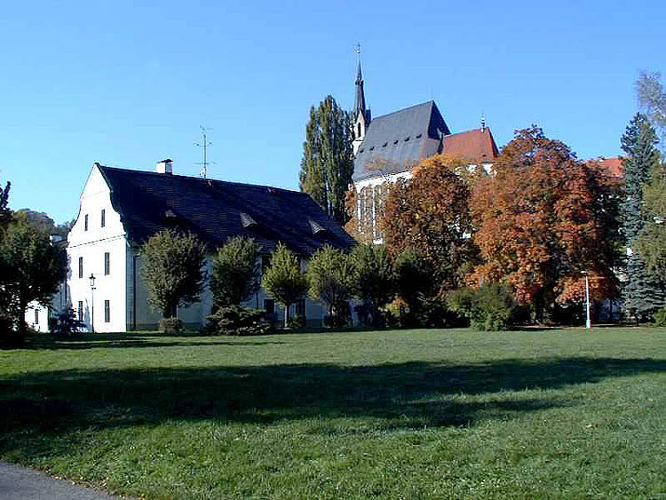 Střední palouk Městského parku v Českém Krumlově s výhledem na kostel sv. Vita, 1999, foto: Jiří Olšan