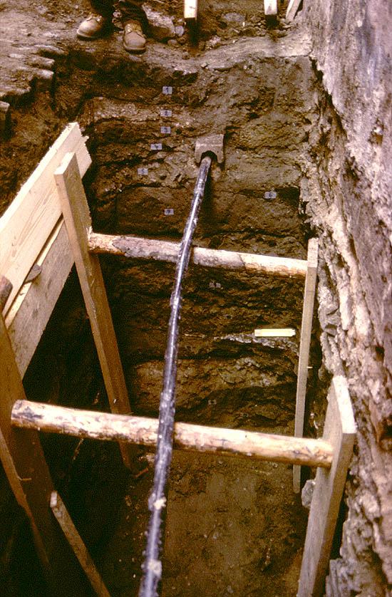 The documentation of cultural layers dating back to the 13th - 18th century in the area of the former town moat (nowadays Parkán Street), foto: Michal Ernée, 1997