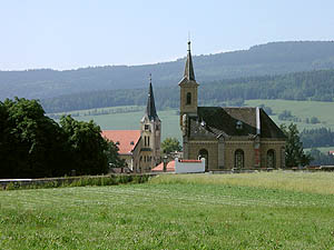 Křemže - Kaple sv. Voršily, v pozadí kostel sv. Michaela, foto: Jan Kříž 