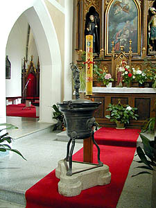Křemže - kostel sv. Michaela, cínová křtitelnice z r. 1637 před bočním oltářem, foto: Jan Kříž 