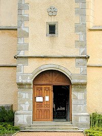 Obnovený kostel v Přední Výtoni, detail vstupu s pětilistou rožmberskou růží, foto: Lubor Mrázek 