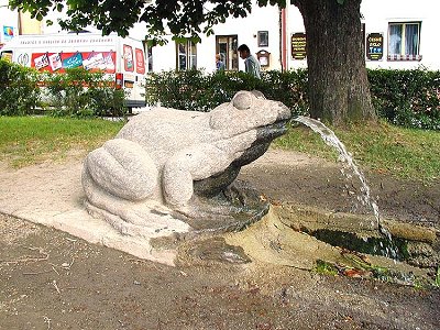 Cimrmans Frosch aus dem Jahr 2001, Stadtplatz von Frymburk, Foto: Lubor Mrázek 