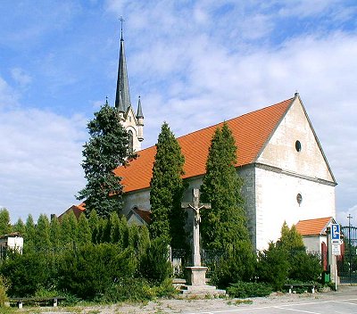 Pohled z horní části náměstí na kostel a hřbitov ve Vyšším Brodě, foto: Lubor Mrázek 