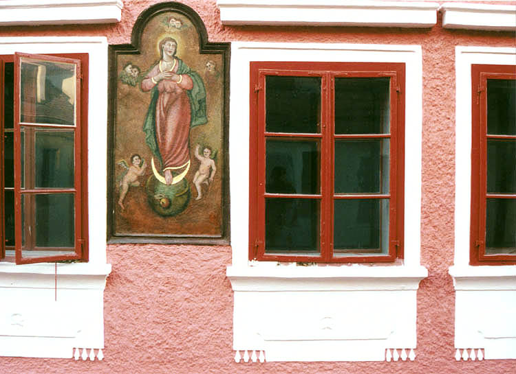 Kájovská no.  64, medaillon on the facade