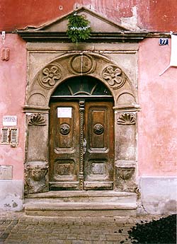 Široká no.  77, entrance portal 
