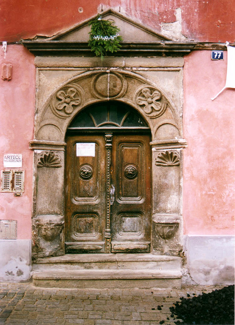 Široká no.  77, entrance portal