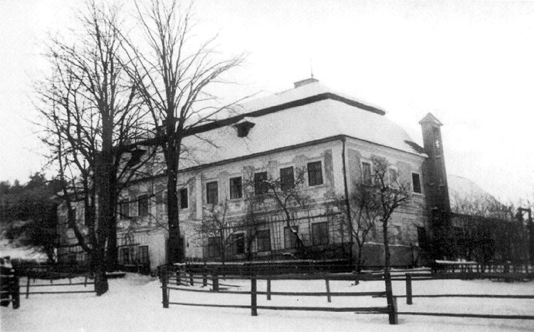 Herauffl, the school in winter, the tower of the fire station, source: Heurafl im Böhmerwald, Oswald Sonnberger, Edwin Miesbauer, 1996 