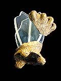 Zlomek imitace tzv. loštického pohárku na nožkách ve tvaru lvích hlaviček. V Lošticích na Moravě se hlavně ve 2. polovině 15. století vyráběla oblíbená keramika - zejména poháry s puchýřkovitým povrchem, způsobeným železitými příměsemi v keramické hmotě. 
