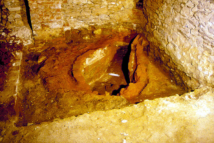 Pozůstatky pekařské pece odkryté ve sklepení domu čp. 15 na náměstí Svornosti (16. století). Foto Michal Ernée.
