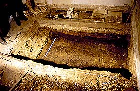 Dusaná hliněná podlaha nejstarší fáze domu (fáze A) ze 2. poloviny 13. století. Foto Michal Ernée. 