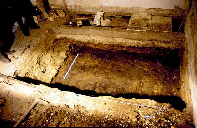 Dusaná hliněná podlaha nejstarší fáze domu (fáze A) ze 2. poloviny 13. století. Foto Michal Ernée.