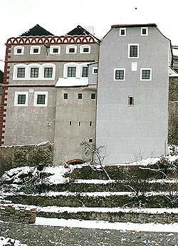 Kostelní Nr. 162, Stirnseite oberhalb des Flusses Vltava (Moldau) 