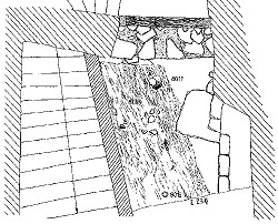 Půdorys výkopu v přízemí domu čp. 25. se zbytky dřevěné podlahy a se středověkou keramikou. 