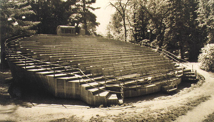 Drehbare Zuschauertribüne im Schlossgarten in Český Krumlov, ein historisches Foto der hölzernen Tribüne