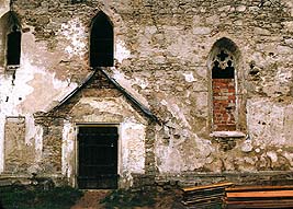 Cetviny, gotische Kirche, Detail der Fassade 