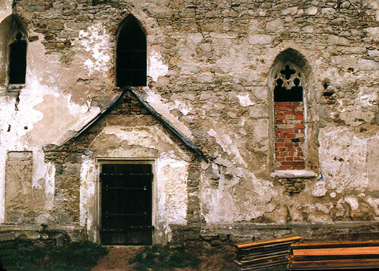 Cetviny, gotický kostel, detail fasády