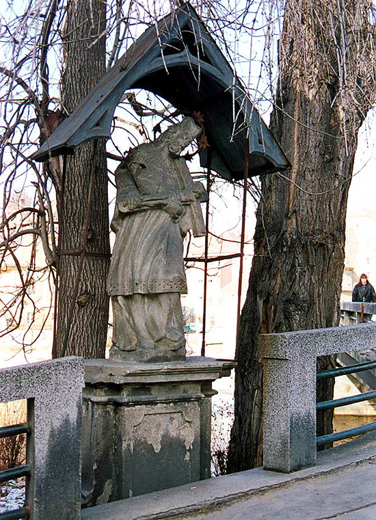 Statue des St. Johann von Nepomuk an der Dr.-Edvard-Beneš-Brücke in Český Krumlov