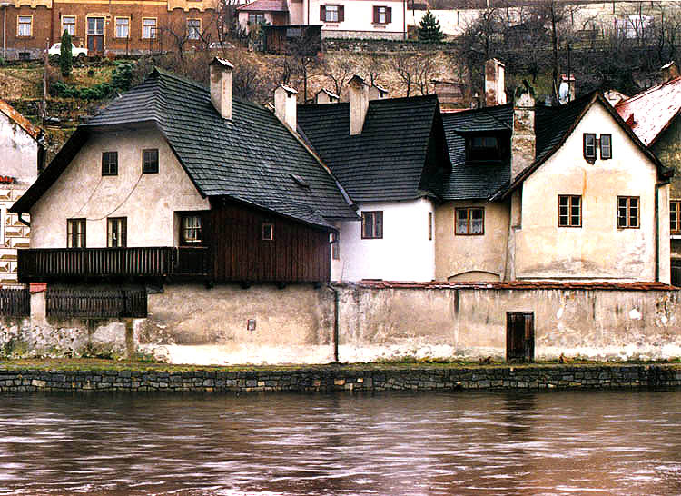 Ansicht der Rybářská-Gasse (Fischergasse) Nr. 2, 3 und 4 vom Fluss Vltava (Moldau)