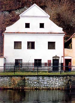 Rybářská no. 24, facade with gable, condition before reconstruction 