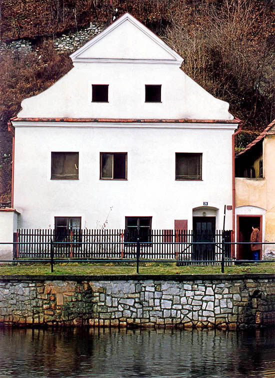 Rybářská no. 24, facade with gable, condition before reconstruction