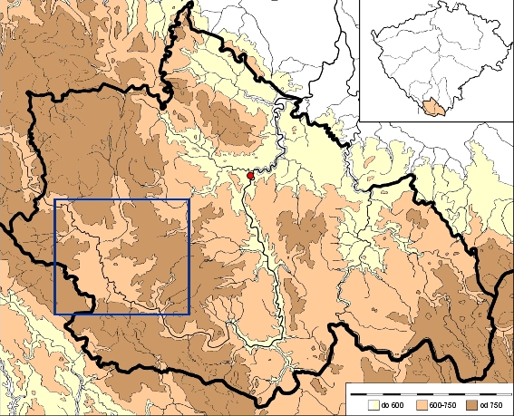 Na mapě regionu Český Krumlov je vyznačena poloha města Český Krumlov (červeně) a blíže zkoumané území (modrý obdélník). Kresba M. Ernée. 