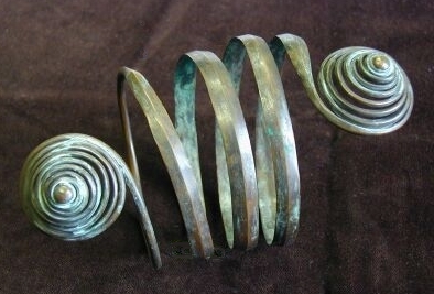 Dívčí Kámen. Bronzenes spiralförmiges Armband vom Fund aus dem Jahr 1946. OVM Český Krumlov. 