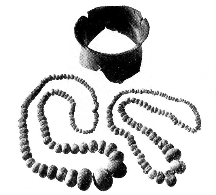 Dívčí Kámen, fragment keramické nádoba a jantarové korále z depotu objeveného v roce 1960 (podle J. Poláčka). 