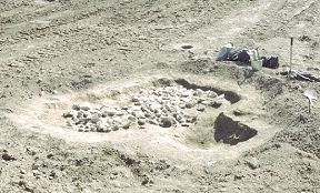 Pohled na zahloubený objekt č. 17 s kamenným závalem. Mladší doba bronzová., foto: P. Zavřel 