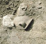 Nález části keramické nádoby z mladší doby bronzové v objektu č. 22, foto: P. Zavřel 